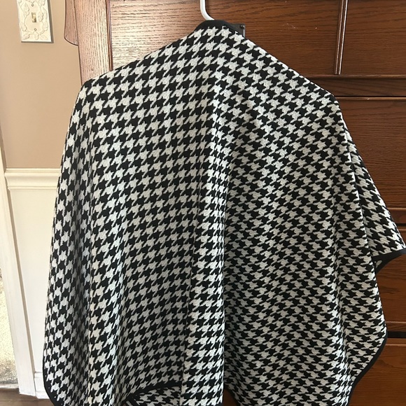 Warm Talbots Black and White Cap - Picture 2 of 4